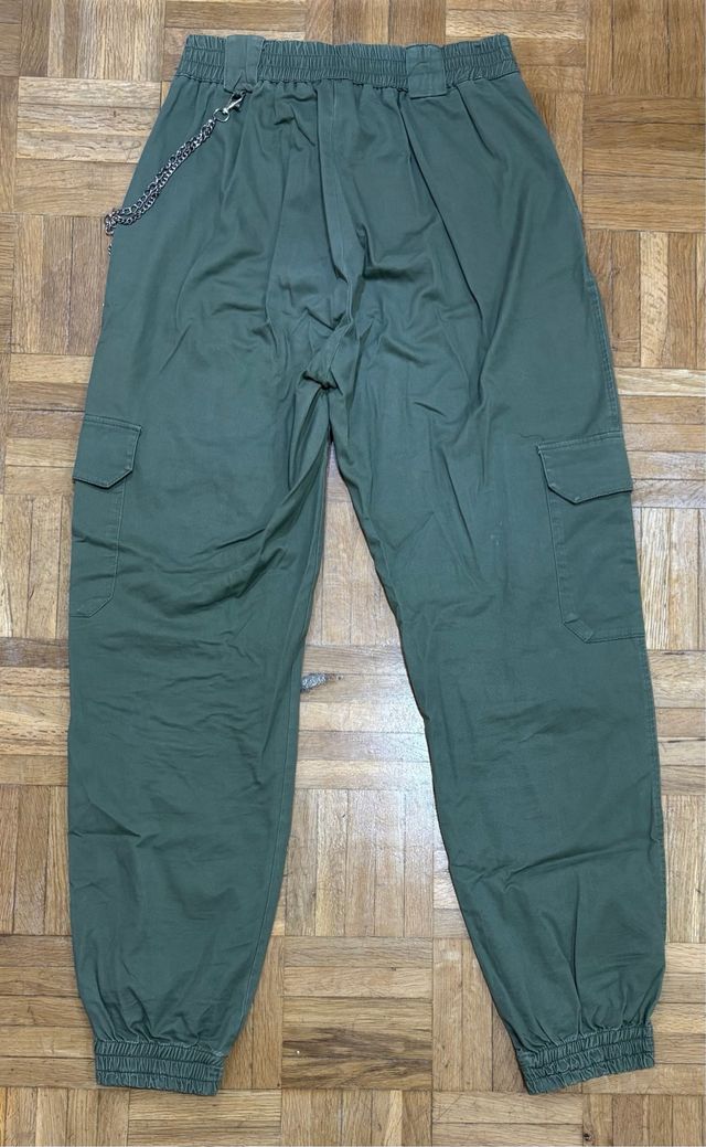 Pantalones cargo verde militar con cadena