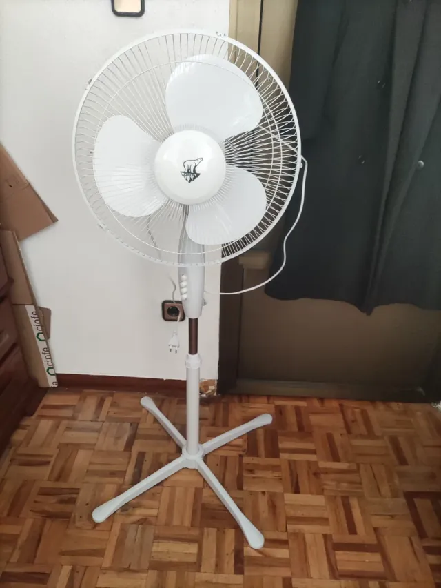 Ventilador de pie blanco