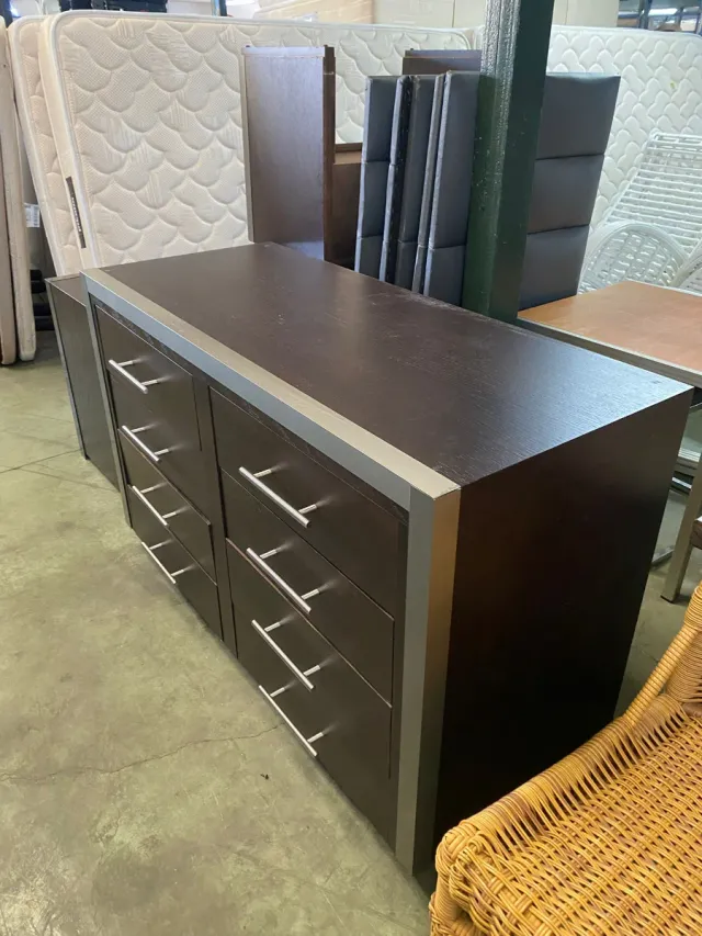 Cómoda de madera y metal