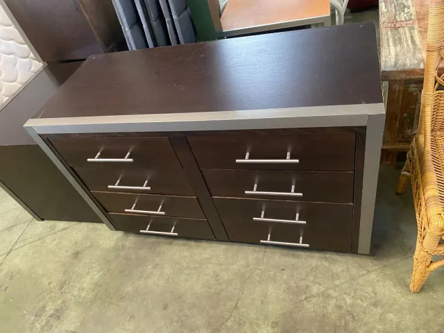 Cómoda de madera y metal