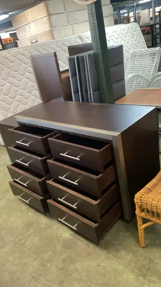 Cómoda de madera y metal