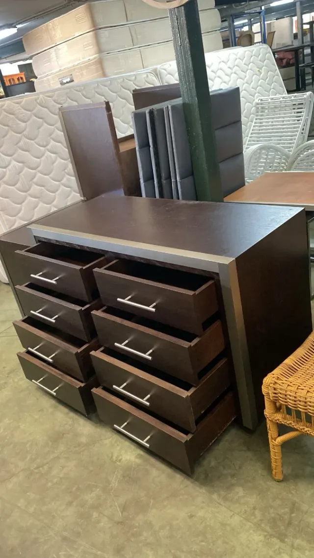 Cómoda de madera y metal