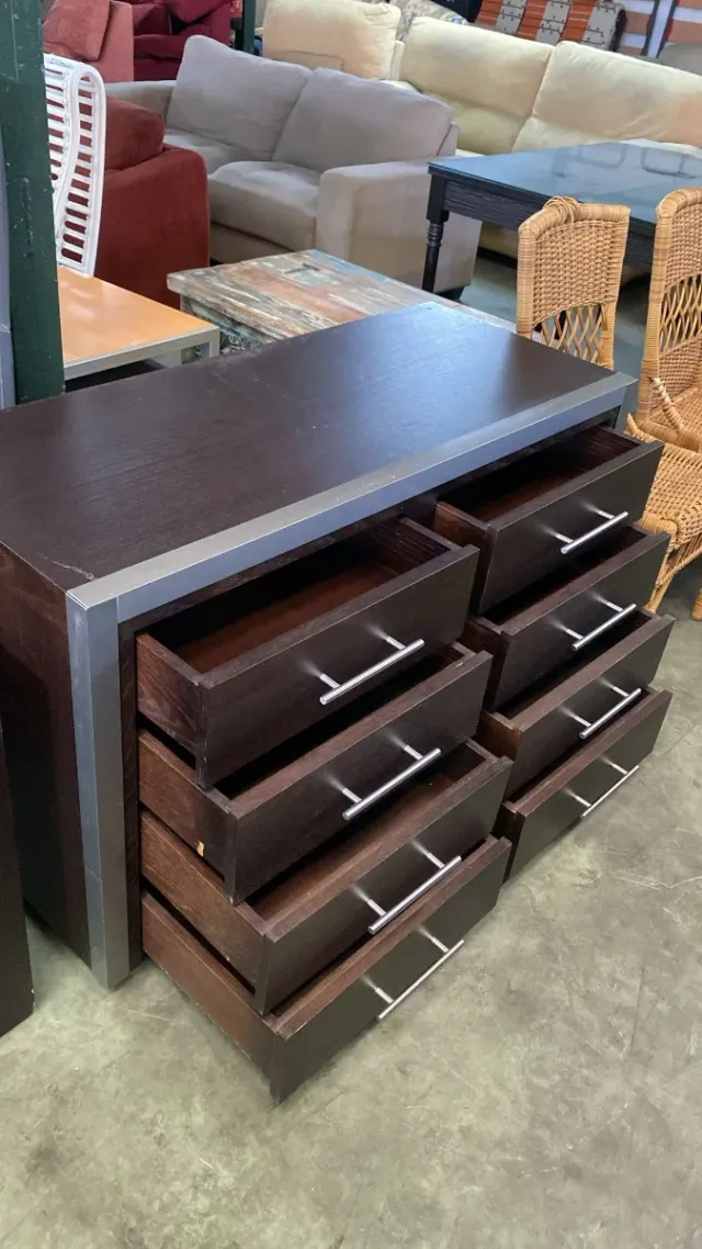 Cómoda de madera y metal