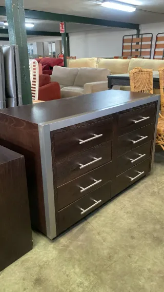 Cómoda de madera y metal