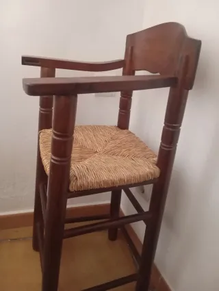 Trona antigua de madera y ratán