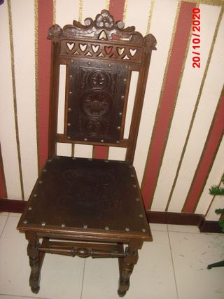 SILLA ANTIGUA DE MADERA Y CUERO REPUJADO,