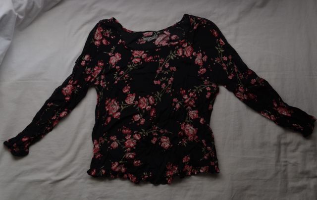 Camiseta manga larga floral negra y rosa
