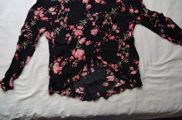 Camiseta manga larga floral negra y rosa