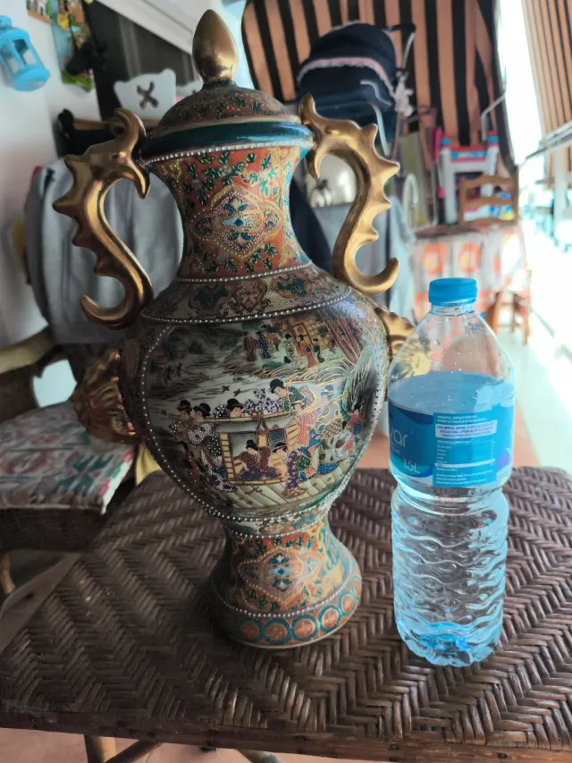 Jarrón Chino Cerámica y Metal Dorado