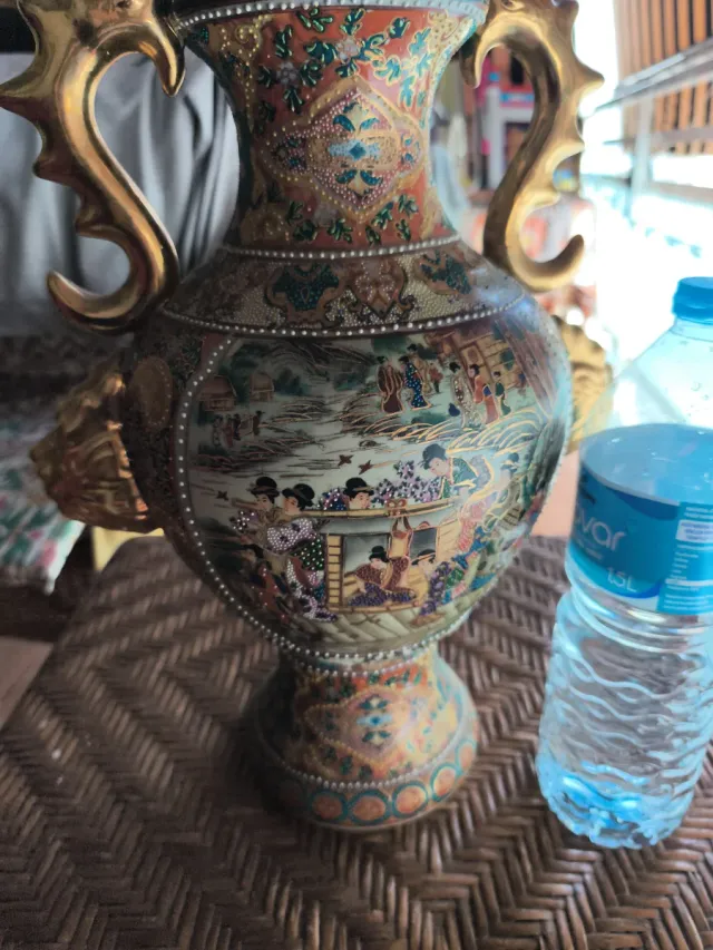 Jarrón Chino Cerámica y Metal Dorado