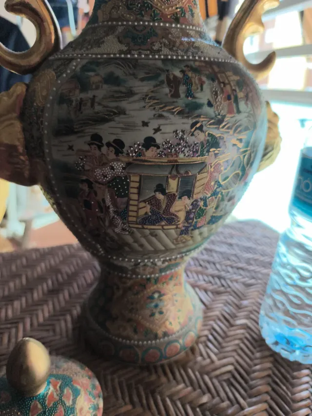 Jarrón Chino Cerámica y Metal Dorado