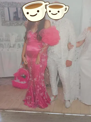 Vestido de fiesta rosa con pedreria