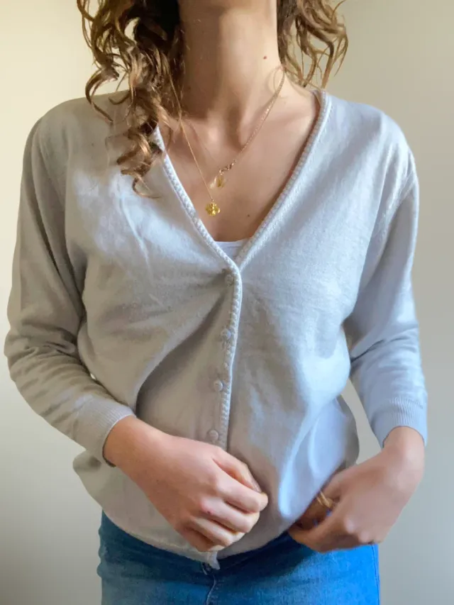 Cardigan bianco porcellana con orlo decorato