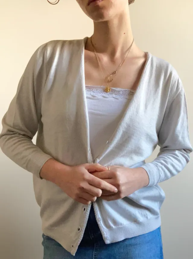 Cardigan bianco porcellana con orlo decorato