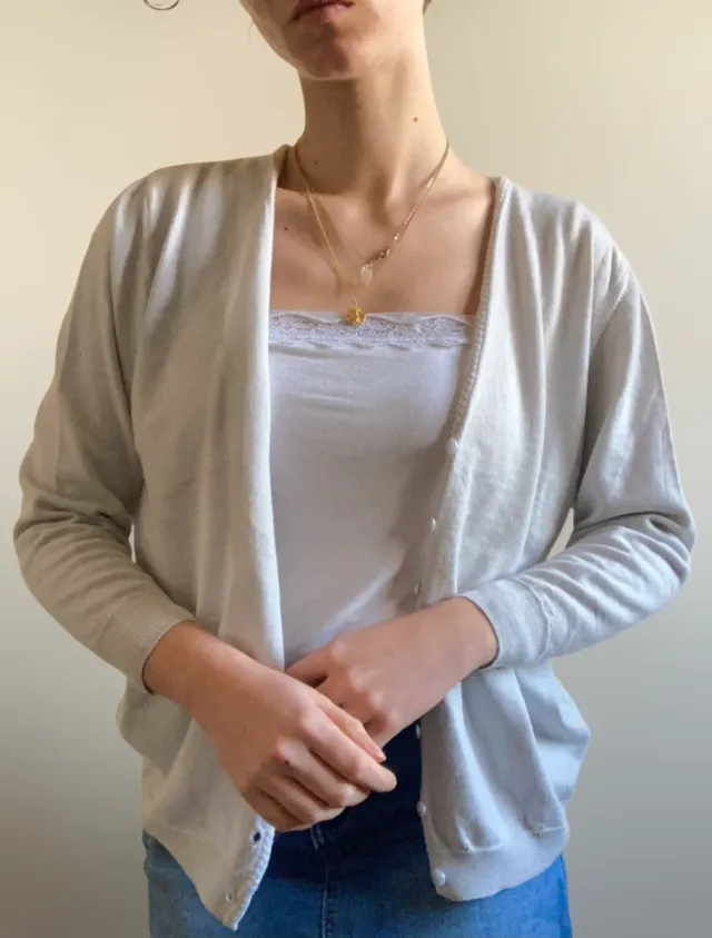 Cardigan bianco porcellana con orlo decorato