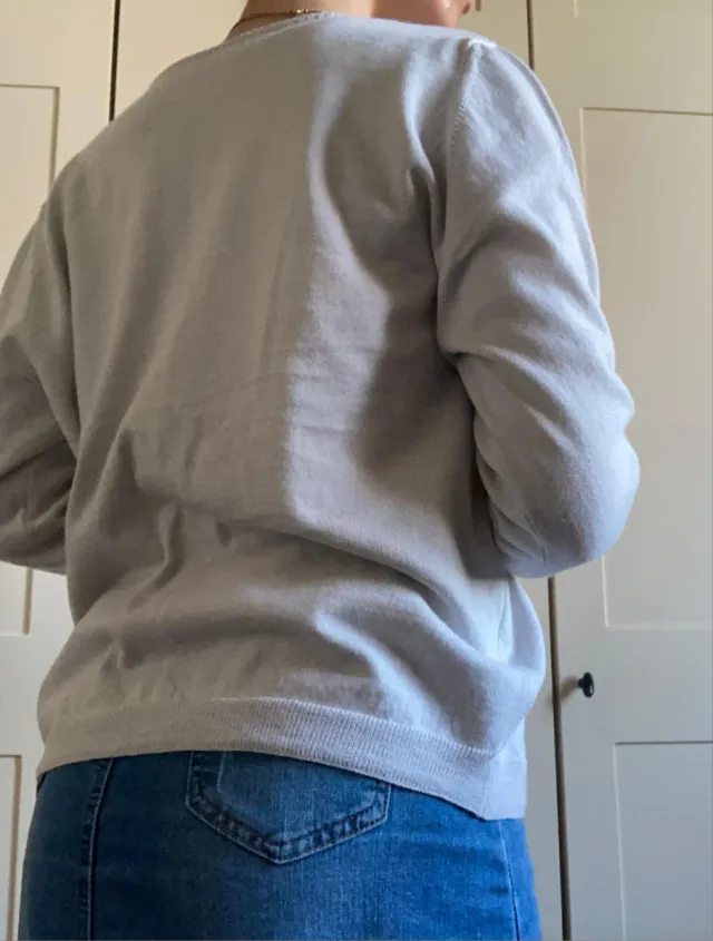 Cardigan bianco porcellana con orlo decorato