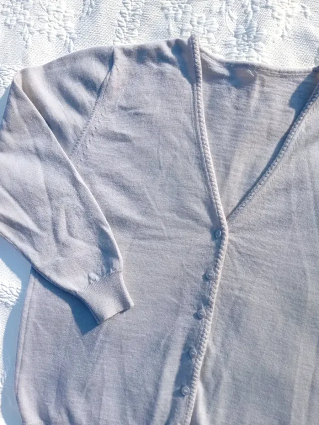 Cardigan bianco porcellana con orlo decorato