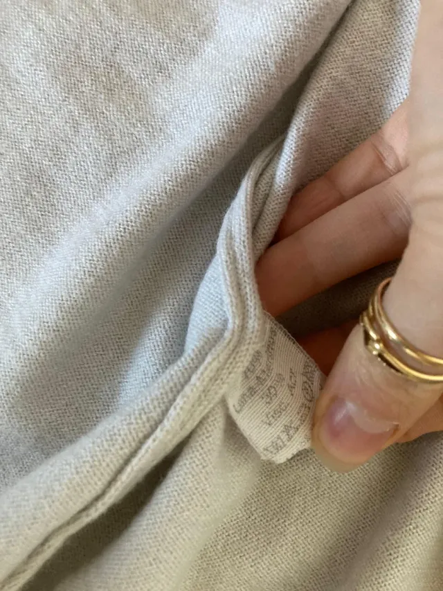 Cardigan bianco porcellana con orlo decorato