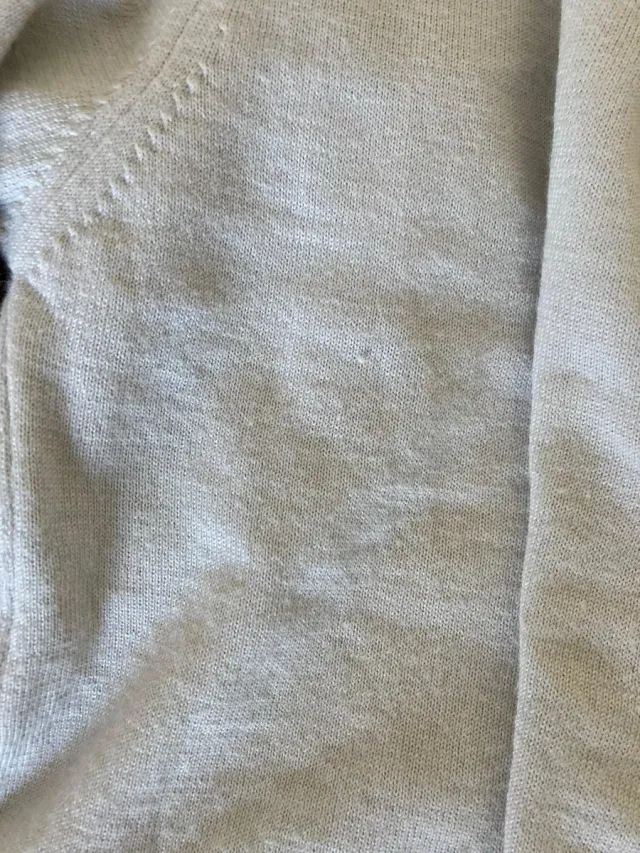 Cardigan bianco porcellana con orlo decorato