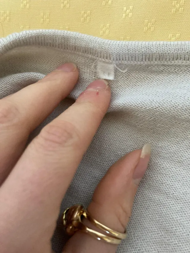 Cardigan bianco porcellana con orlo decorato