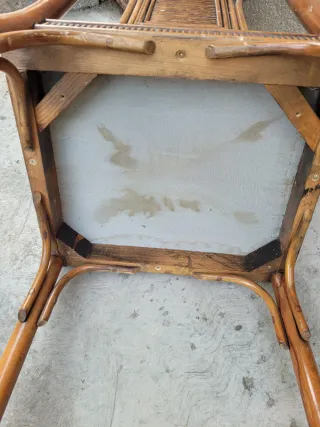 Elegante Silla de Caña con Cojín Azul