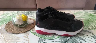 Zapatillas Jordan 11 Talla 39 Negras Rojas