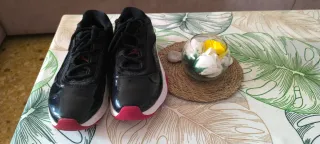 Zapatillas Jordan 11 Talla 39 Negras Rojas