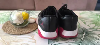 Zapatillas Jordan 11 Talla 39 Negras Rojas