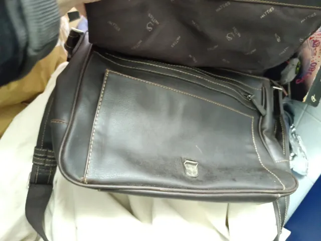 Bolso de piel marrón con costuras