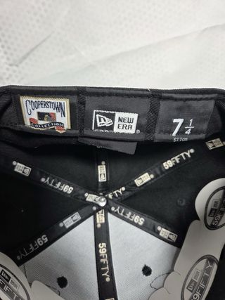 Gorra New Era NY Negra con Detalles Beige