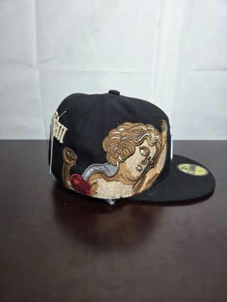 Gorra New Era NY Negra con Detalles Beige