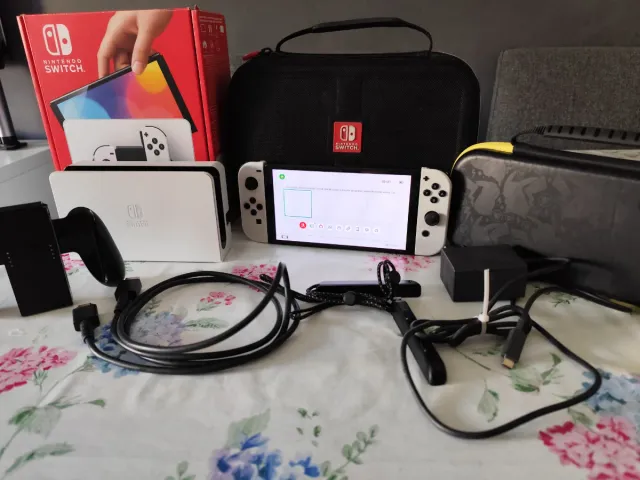 Nintendo Switch OLED Bianca e Nera