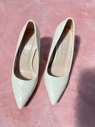 Zapatos de tacón beige trenzados