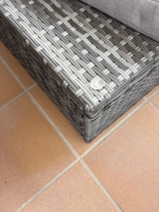 Mesa de terraza ratán gris y blanco