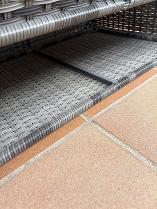 Mesa de terraza ratán gris y blanco