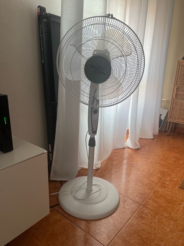 Ventilador de pie blanco