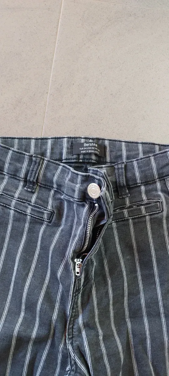 Vaqueros Bershka rayas grises y blancas Talla XS