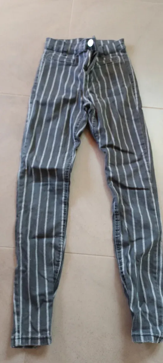 Vaqueros Bershka rayas grises y blancas Talla XS