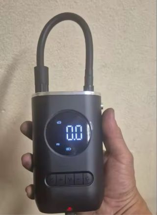 INFLADOR DE NEUMÁTICOS PORTÁTIL RECARGABLE