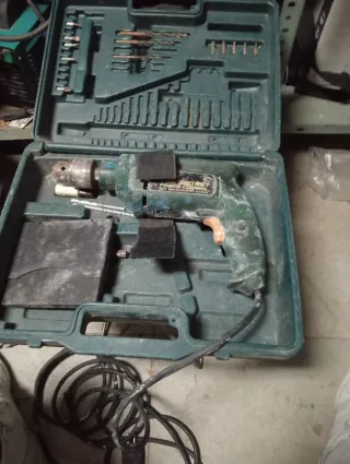 Taladro con maletín y brocas