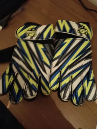 Guantes de portero con diseño llamativo