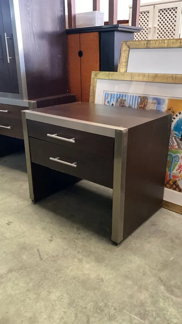 Mesita de noche de madera y metal