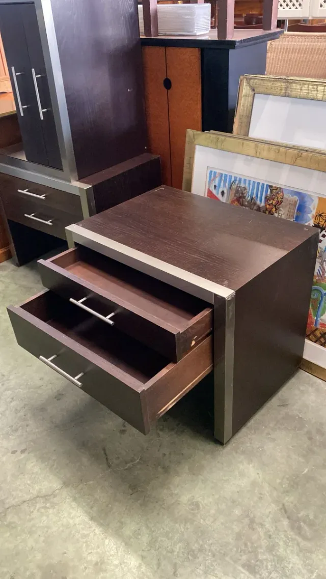 Mesita de noche de madera y metal