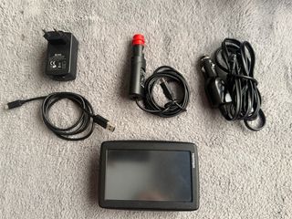 Navegador GPS TomTom con accesorios