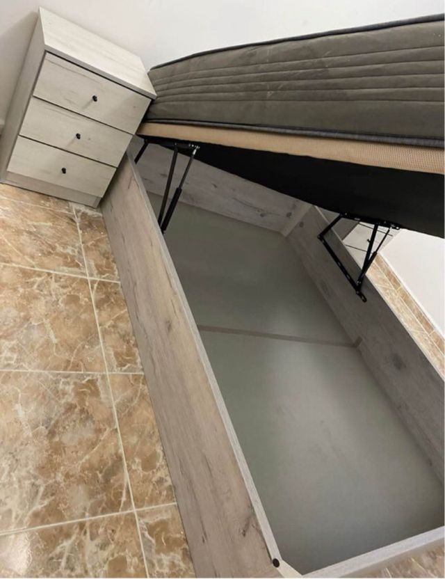 Letto abbattibile e materasso grigio