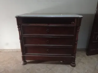 Cómoda antigua de madera y mármol
