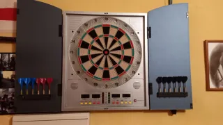 Diana electrónica con dardos
