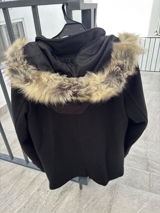 Abrigo Negro con Capucha y Cremallera