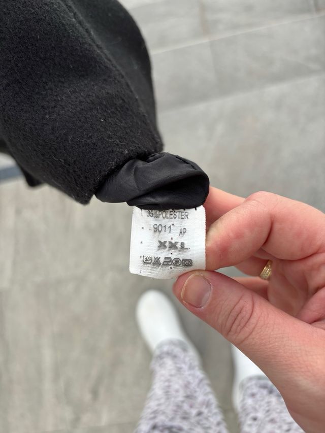 Abrigo Negro con Capucha y Cremallera