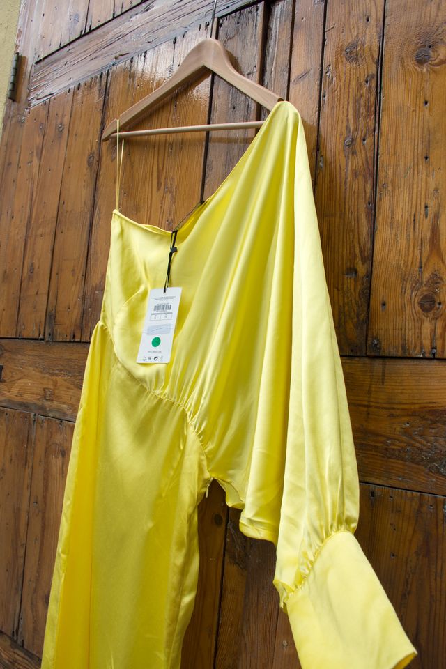 Vestido Uterqüe Hombro Descubierto Amarillo